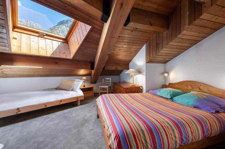 Rent in ski resort 3 room mezzanine apartment 7 people (23) - Résidence Calabourdane - Val d'Isère - Bedroom under mansard