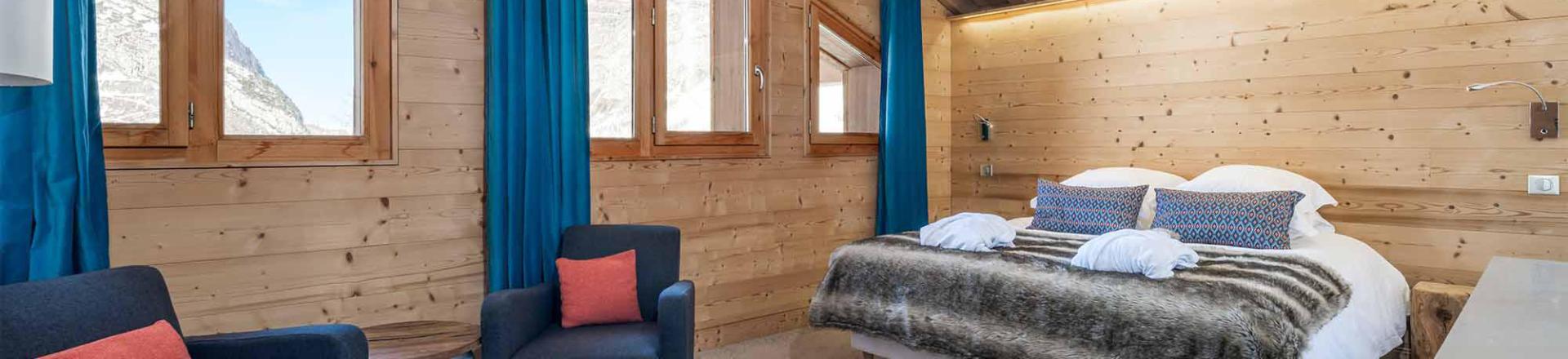 Rent in ski resort Chalet Acajuma - Val d'Isère - Bedroom under mansard