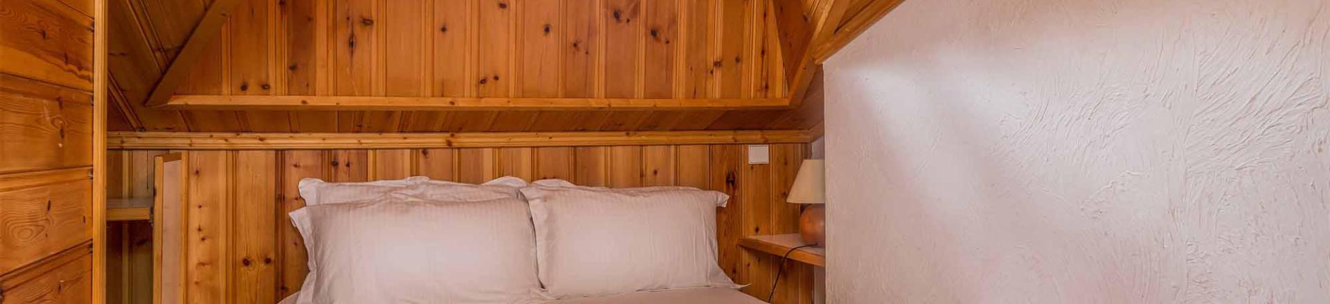 Rent in ski resort Chalet Charvet - Val d'Isère - Bedroom under mansard