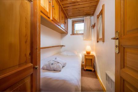 Rent in ski resort Chalet Cascade - Val d'Isère - Bedroom