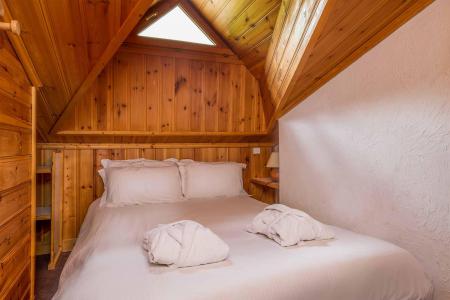 Rent in ski resort Chalet Charvet - Val d'Isère - Bedroom under mansard