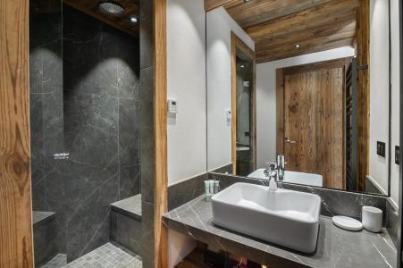 Rent in ski resort 5 room triplex chalet 10 people - Chalet Ours Noir - Val d'Isère - Bathroom