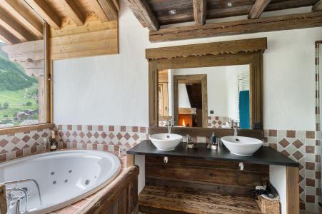 Rent in ski resort 6 room quadriplex chalet 10 people - Chalet Petit Yéti - Val d'Isère - Bathroom