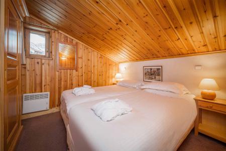 Rent in ski resort Chalet Vallon - Val d'Isère - Bedroom under mansard