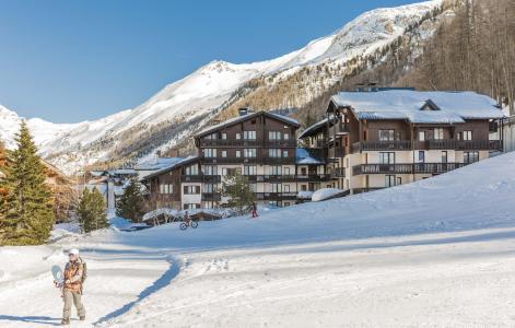 Vacances en montagne Résidence les Hauts du Rogoney - Val d'Isère - Extérieur hiver