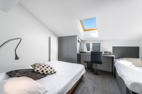Rent in ski resort 4 room mezzanine apartment 8 people (209) - Résidence Pierre et Vacances Centre - Val d'Isère - Bedroom under mansard