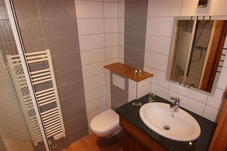 Rent in ski resort 3 room apartment 6 people (2) - Chalet Bouquetin - Val Thorens - Shower room