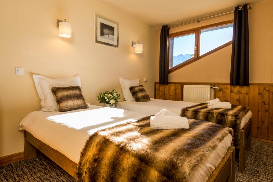 Rent in ski resort Chalet Val 2400 - Val Thorens - Bedroom
