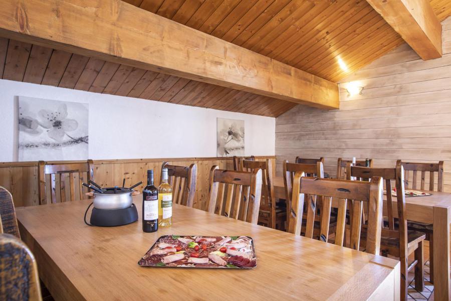 Rent in ski resort 13 room chalet 24 people (Bonhomme) - Résidence Chalet des Neiges Hermine - Val Thorens - Table