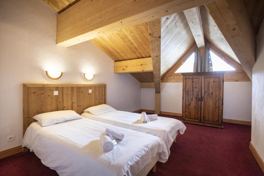Rent in ski resort Résidence Chalet des Neiges Plein Sud - Val Thorens - Bedroom under mansard