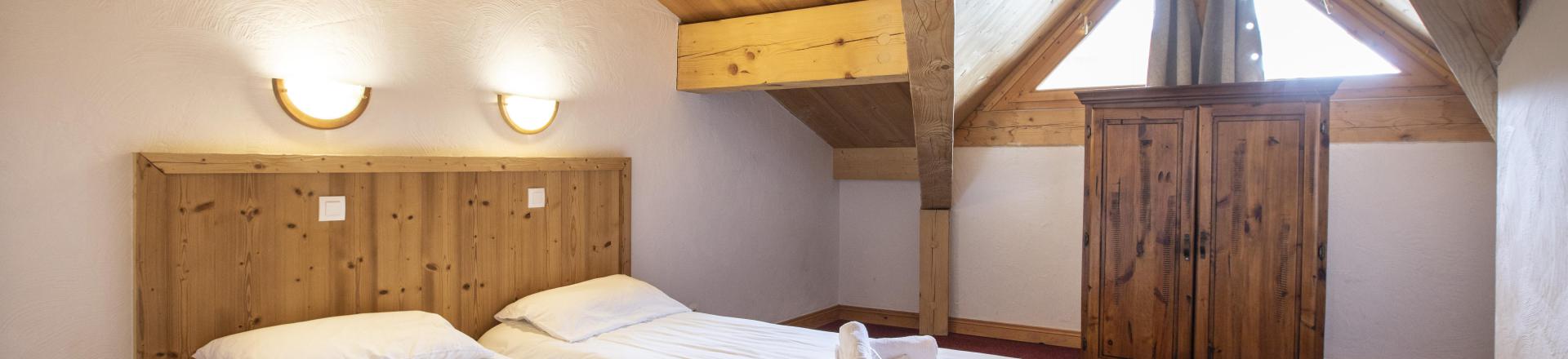 Rent in ski resort Résidence Chalet des Neiges Plein Sud - Val Thorens - Bedroom under mansard