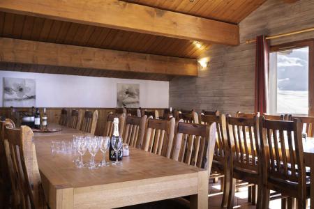 Rent in ski resort 13 room chalet 24 people (Bonhomme) - Résidence Chalet des Neiges Hermine - Val Thorens - Table