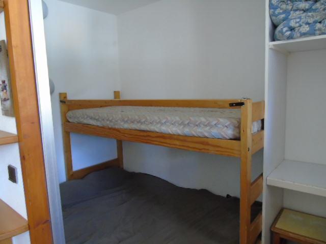 Rent in ski resort Studio 4 people (M2-220) - Melezets 2 - Valfréjus - Sleeping area