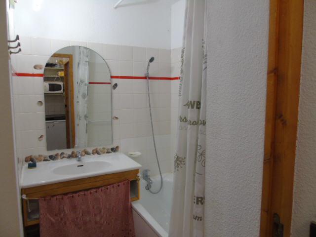 Rent in ski resort Studio cabin 4 people (M2-106) - Melezets 2 - Valfréjus - Bathroom