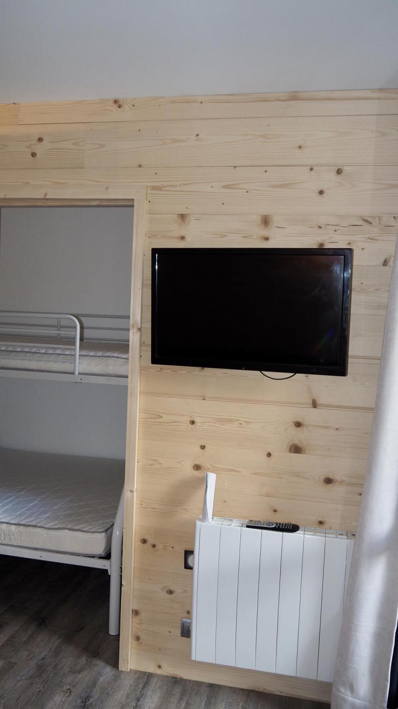 Rent in ski resort Studio cabin 4 people (C79) - Résidence le Thabor - Valfréjus - Living room