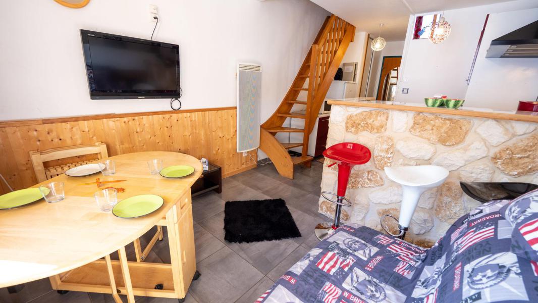 Rent in ski resort Studio mezzanine 4 people (C99) - Résidence le Thabor - Valfréjus - Living room