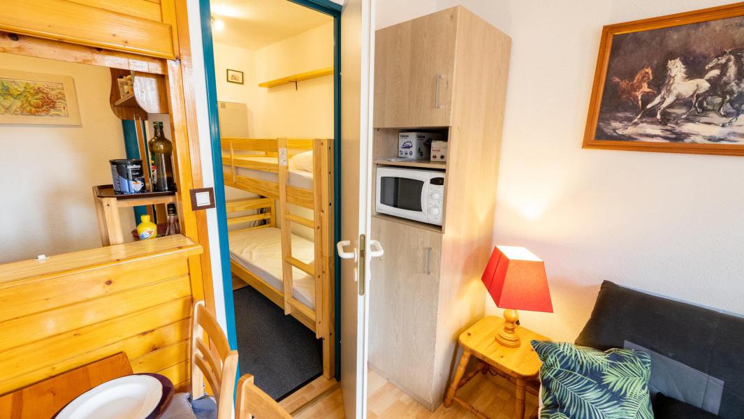 Rent in ski resort Studio sleeping corner 4 people (A-44) - Résidence le Thabor - Valfréjus - Living room