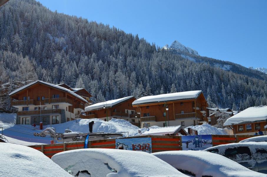 Vacances en montagne Résidence les Chalets de la Ramoure - Valfréjus - Extérieur hiver