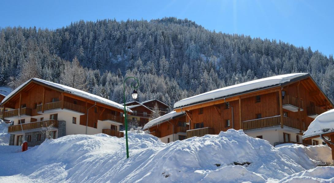 Vacances en montagne Résidence les Chalets de la Ramoure - Valfréjus - Extérieur hiver