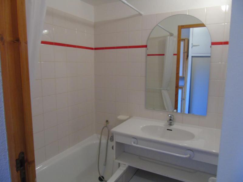 Rent in ski resort Studio 3 people (M1-342) - Résidence Melezets 1 - Valfréjus - Bathroom