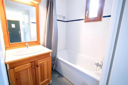 Rent in ski resort 2 room apartment cabin 6 people (H22) - Chalet d'Arrondaz - Valfréjus - Bedroom