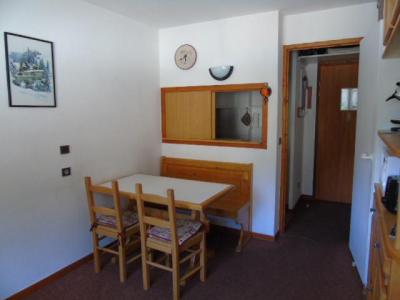 Rent in ski resort Studio 4 people (M2-220) - Melezets 2 - Valfréjus - Living room