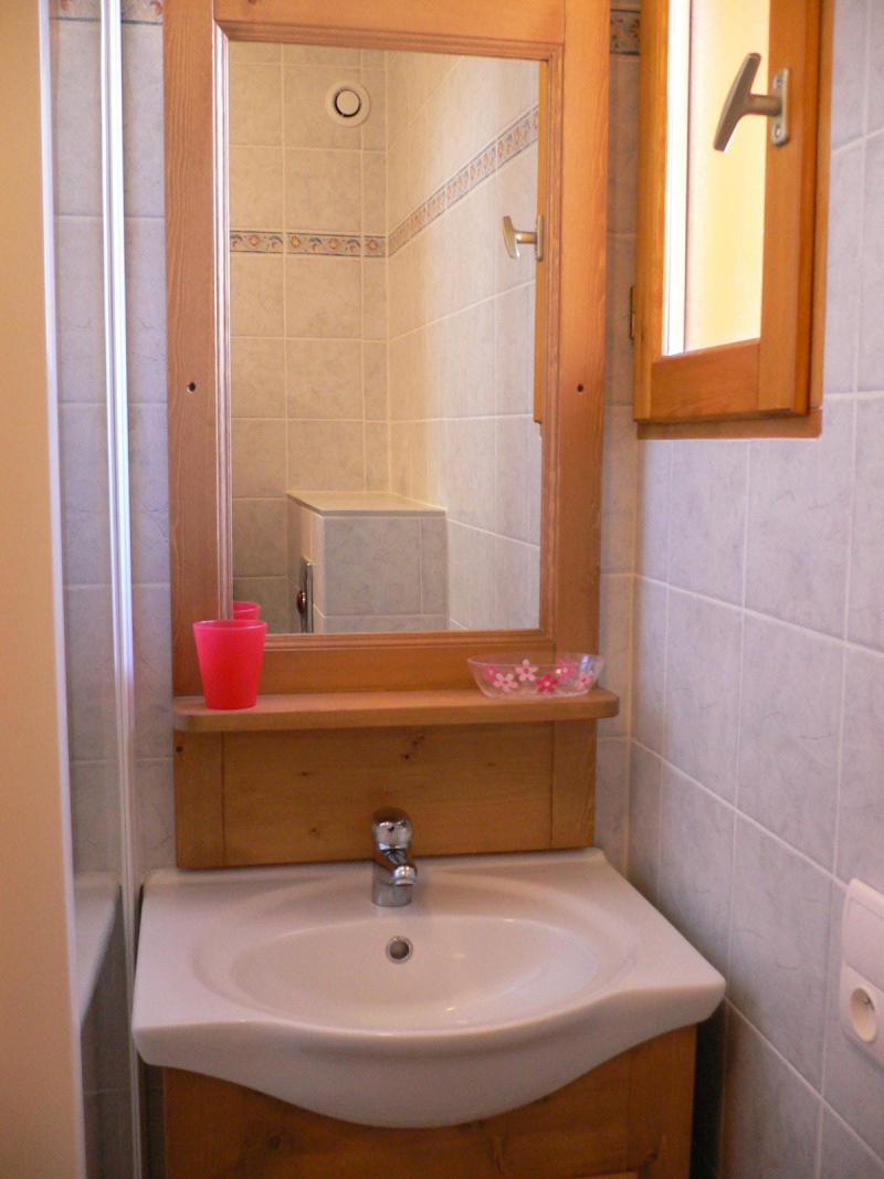 Rent in ski resort 5 room triplex apartment 10 people (1) - Chalet les Aiguilles - Valloire - Shower room