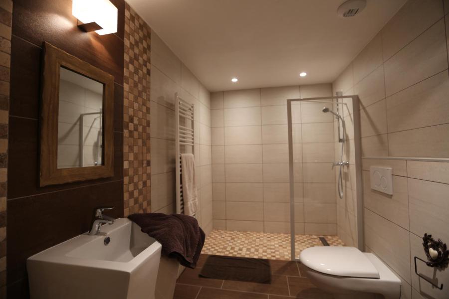 Rent in ski resort 3 room apartment 6 people (9) - Les Chalets d'Adrien - Valloire - Shower room