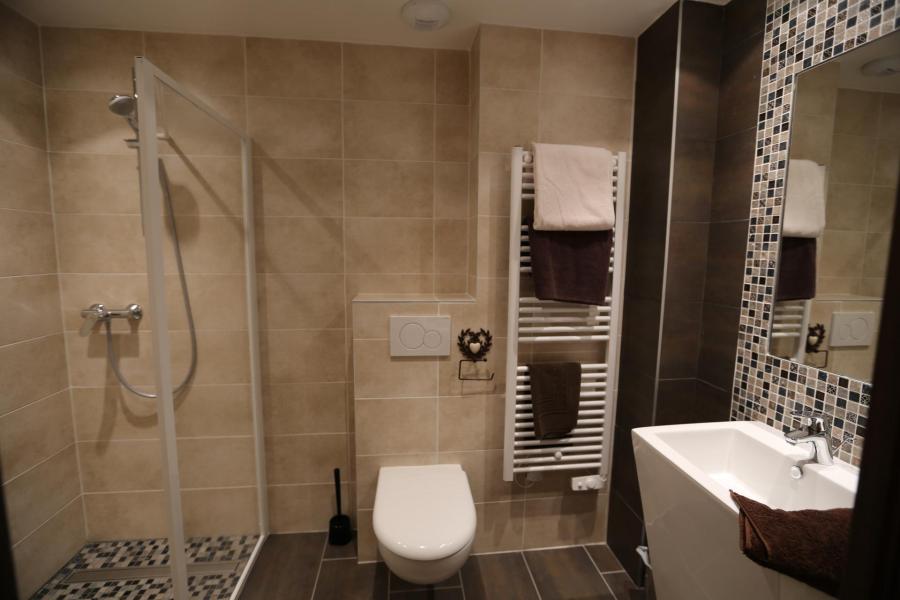 Rent in ski resort 4 room apartment 8 people (6) - Les Chalets d'Adrien - Valloire - Shower room