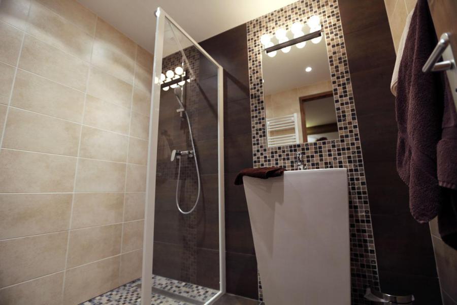 Rent in ski resort 4 room apartment 8 people (6) - Les Chalets d'Adrien - Valloire - Shower room