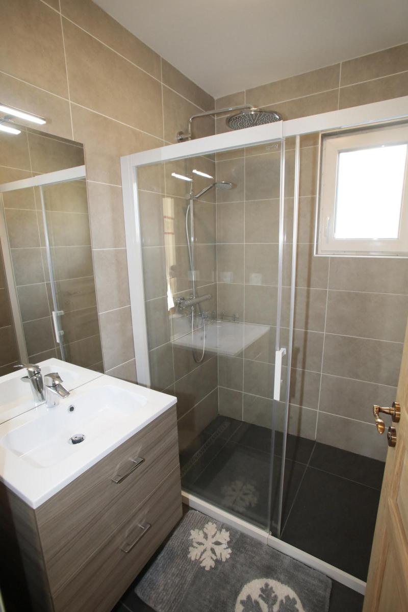 Rent in ski resort Les Chalets du Grand Galibier - Valloire - Shower room