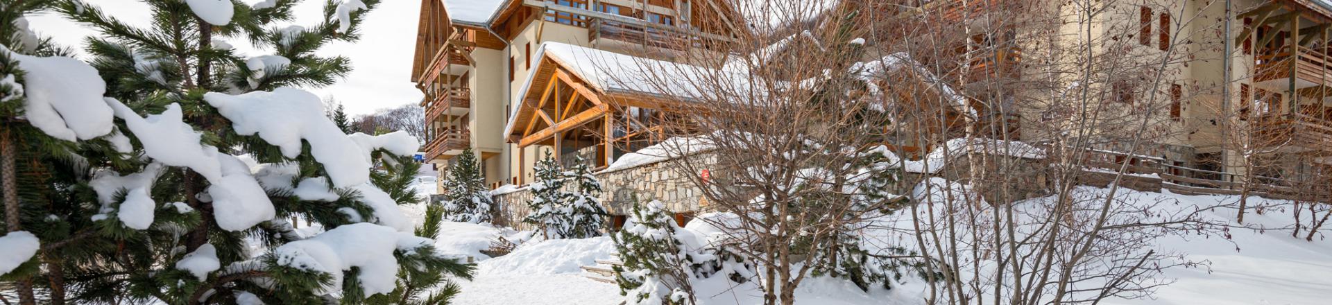 Rent in ski resort Résidence Lagrange les Chalets du Galibier - Valloire - Winter outside