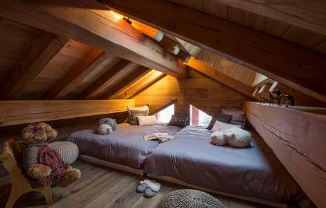 Rent in ski resort Chalet Or des Cimes - Valloire - Bedroom under mansard