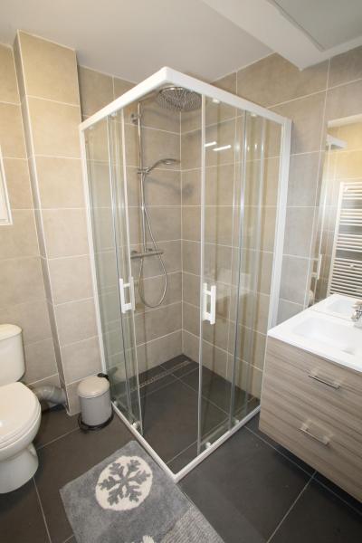 Rent in ski resort Les Chalets du Grand Galibier - Valloire - Shower room