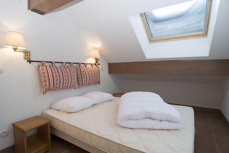 Rent in ski resort Résidence le Vermont - Valmeinier - Bedroom under mansard