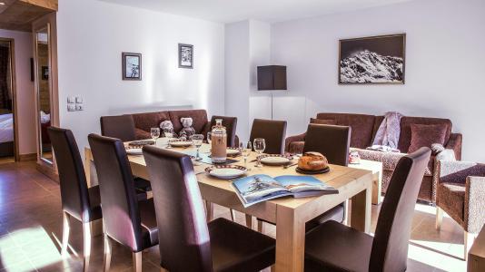 Rent in ski resort Résidence Boutique La Grange Aux Fées - Valmorel - Table