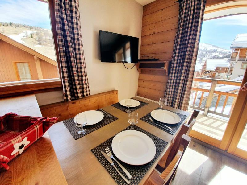 Rent in ski resort 2 room apartment 4 people (A21) - Les Chalets des Rennes - Vars - Living room