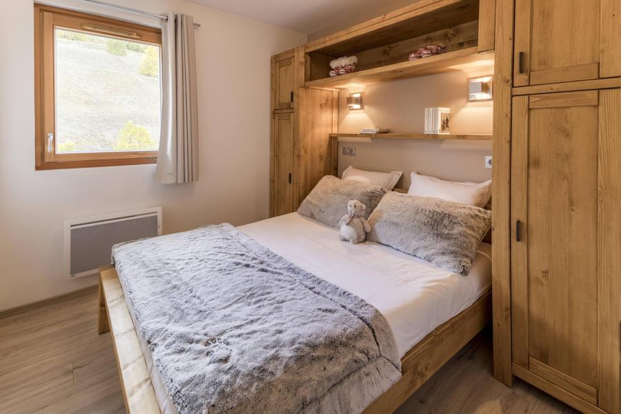Rent in ski resort 3 room apartment 6 people (16B) - Les Chalets des Rennes - Vars - Bedroom