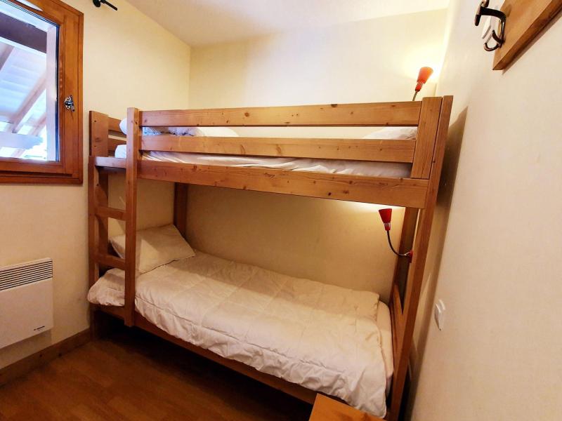 Rent in ski resort 3 room duplex apartment 6 people (G31) - Les Chalets des Rennes - Vars - Bedroom