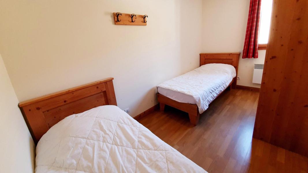Rent in ski resort 4 room duplex apartment 8 people (G11) - Les Chalets des Rennes - Vars - Bedroom