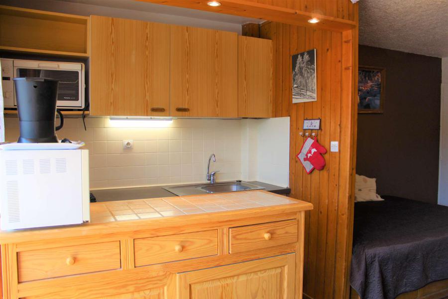 Rent in ski resort Studio sleeping corner 4 people (011) - Résidence Centre Vars - Vars - Kitchenette