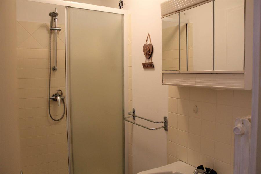 Rent in ski resort Studio sleeping corner 4 people (011) - Résidence Centre Vars - Vars - Shower room