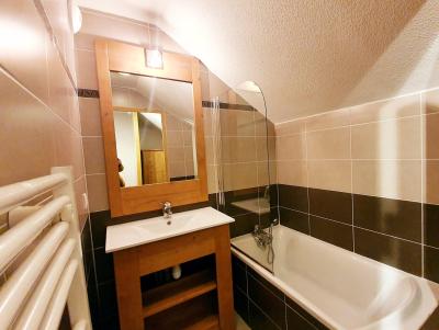 Rent in ski resort 3 room duplex apartment 6 people (A62) - Les Chalets des Rennes - Vars - Bedroom