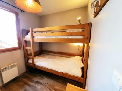 Rent in ski resort 4 room duplex apartment 8 people (C11) - Les Chalets des Rennes - Vars - Bedroom