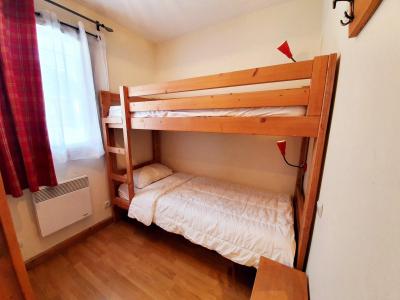 Rent in ski resort 4 room duplex apartment 8 people (G11) - Les Chalets des Rennes - Vars - Bedroom