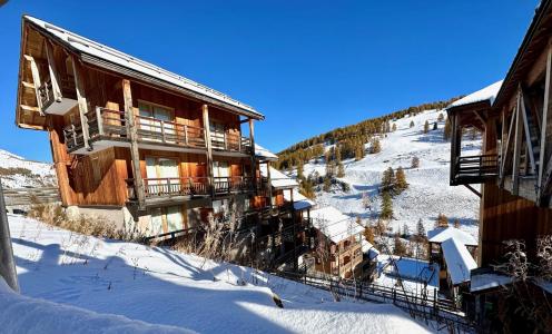 Vakantie in de bergen Résidence Le Hameau Des Rennes - Vars - Buiten winter