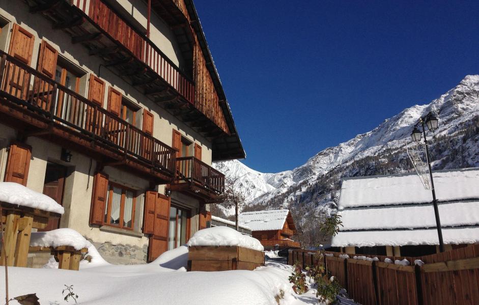 Rent in ski resort Chalet Louise - Vaujany - Winter outside