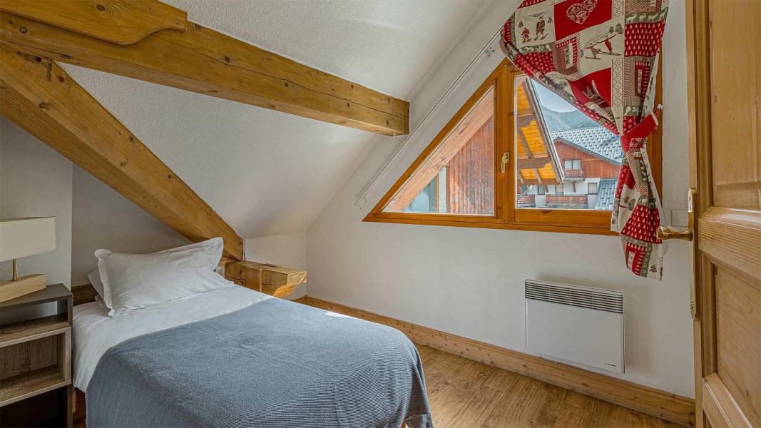 Rent in ski resort Résidence La Cascade - Vaujany - Bedroom under mansard