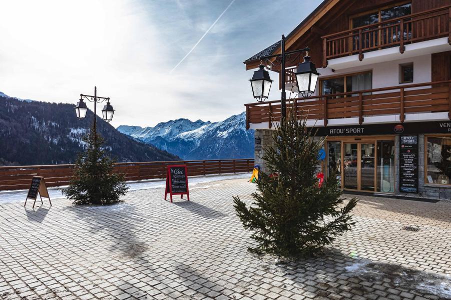Rent in ski resort Résidence Le Saphir - Vaujany - Winter outside