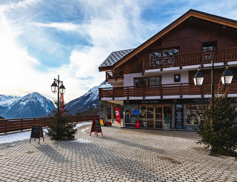 Rent in ski resort Résidence Le Saphir - Vaujany - Winter outside